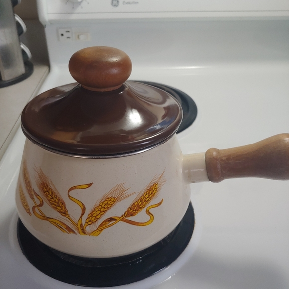 1970's Wheat pattern enamel cooking pot with wood handle - Picture 2 of 5